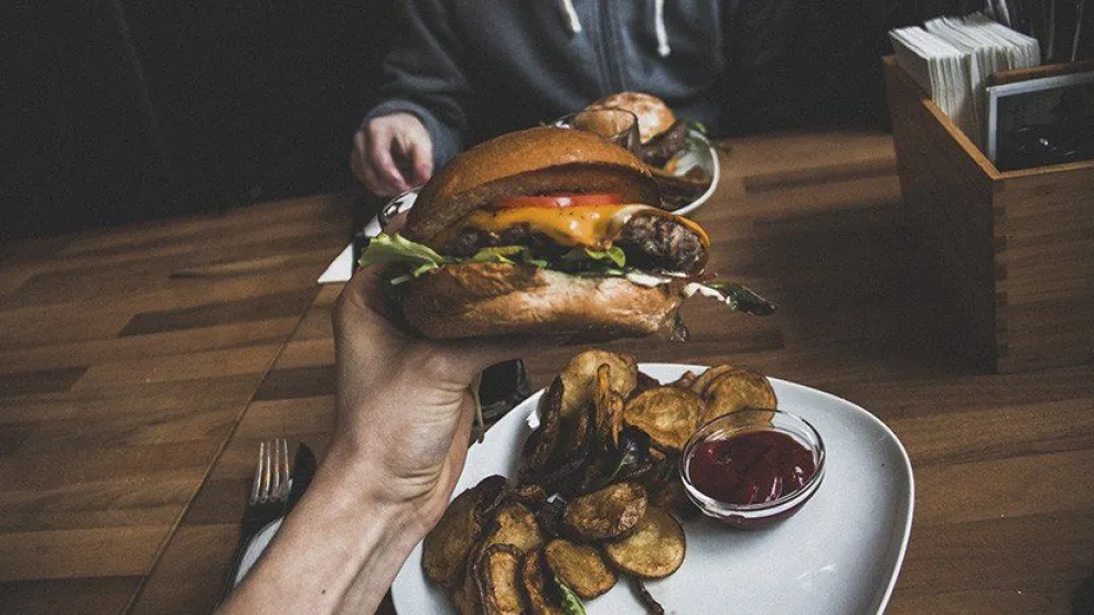 Científicos explican por qué comemos en exceso