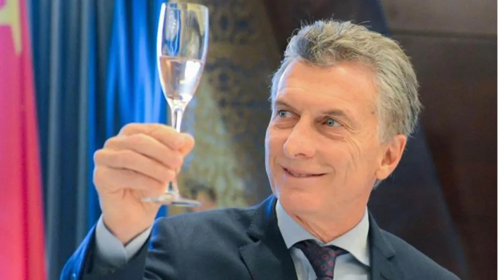 Como regalo de fin de año, Macri decide aumentarse el sueldo