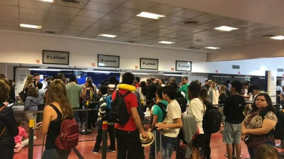 Por el temporal se cancelaron vuelos y los pasajeros estallaron en furia