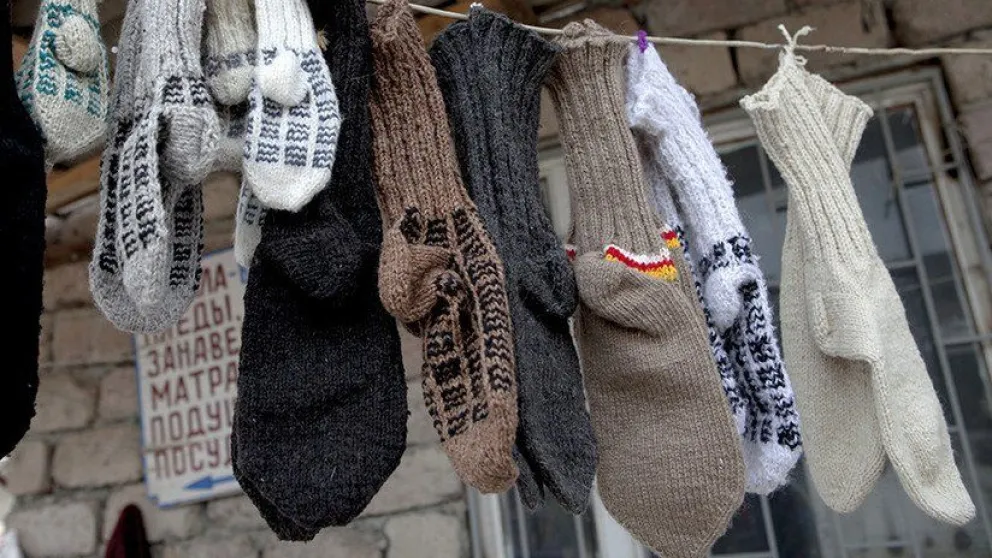 Un hombre huele sus calcetines sucios a diario y le sucede algo terrible