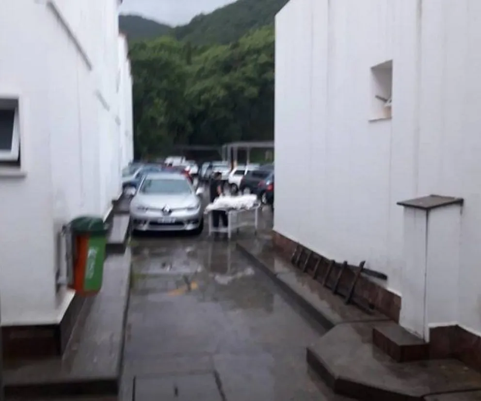 El temporal no impidió que paseen a un fallecido en pleno diluvio en el Hospital San Bernardo