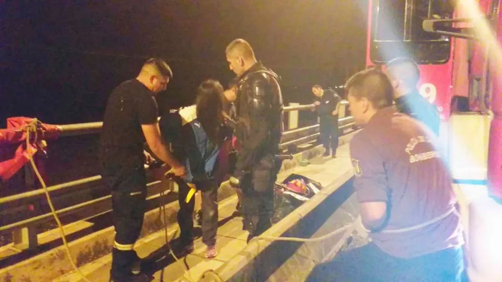 Rescate en el río: pareja quedó varada por la crecida