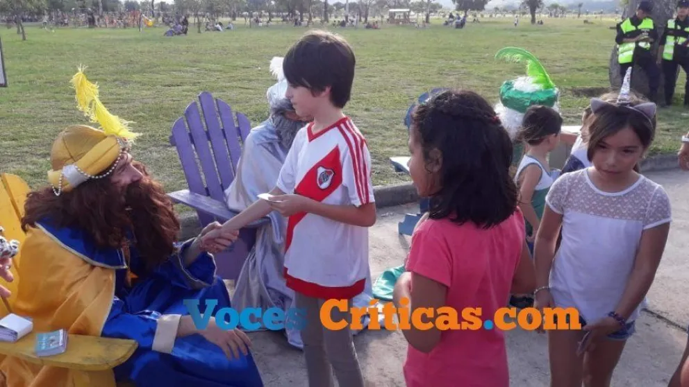 Los Reyes Magos llegaron al Parque Bicentenario para escuchar los pedidos de los más chiquitos