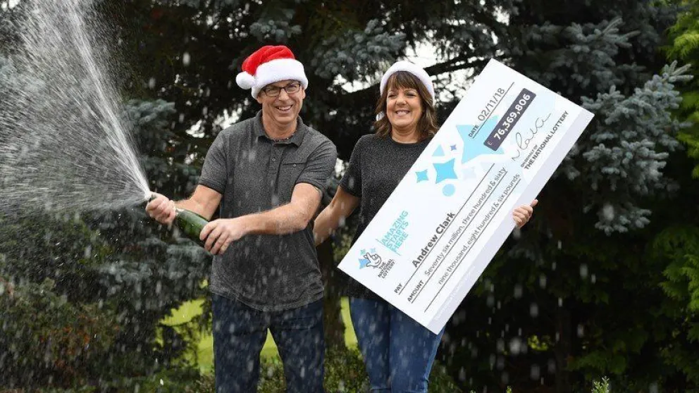 VIDEO: Encuentra un billete olvidado de lotería premiado con 100 millones de dólares en su camioneta