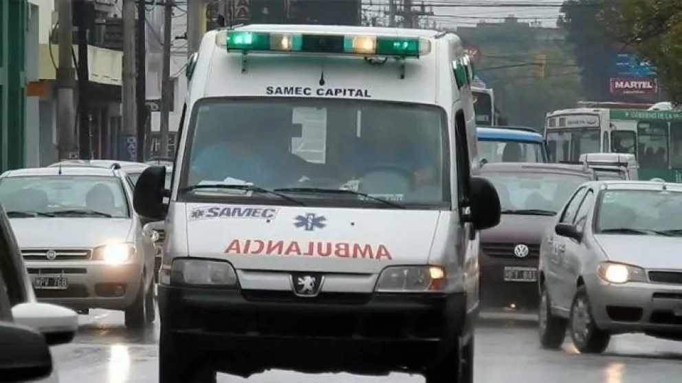VIDEO: momento exacto en la que una motociclista vuela por el aire en un accidente vial
