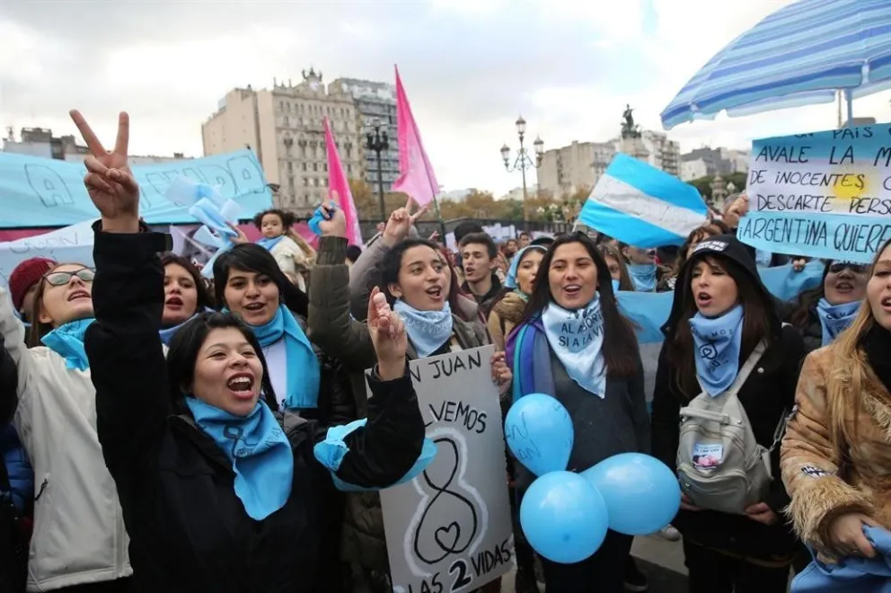 En contra del aborto: abrazo simbólico al hospital Materno Infantil