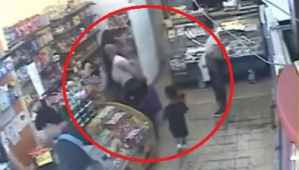 VIDEO: Una abuela obligó a su nietito de cuatro años a robar un kiosco