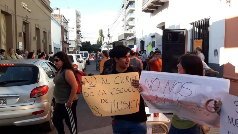 Marcha en contra de la desintegración de la Escuela de Música