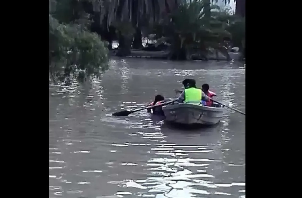 Momentos de terror: se hundió el bote en el parque San Martín
