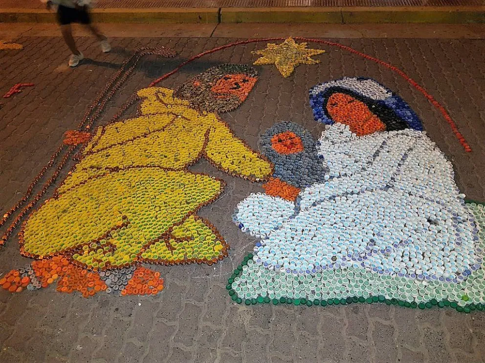 La previa de Navidad en Cafayate: ¡mirá las imágenes que hicieron con tapitas!