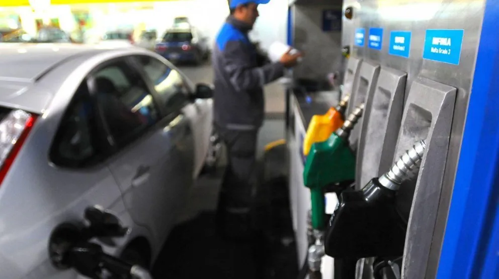 Baja el precio de la nafta: las petroleras más importantes de Argentina ya lo anunciaron
