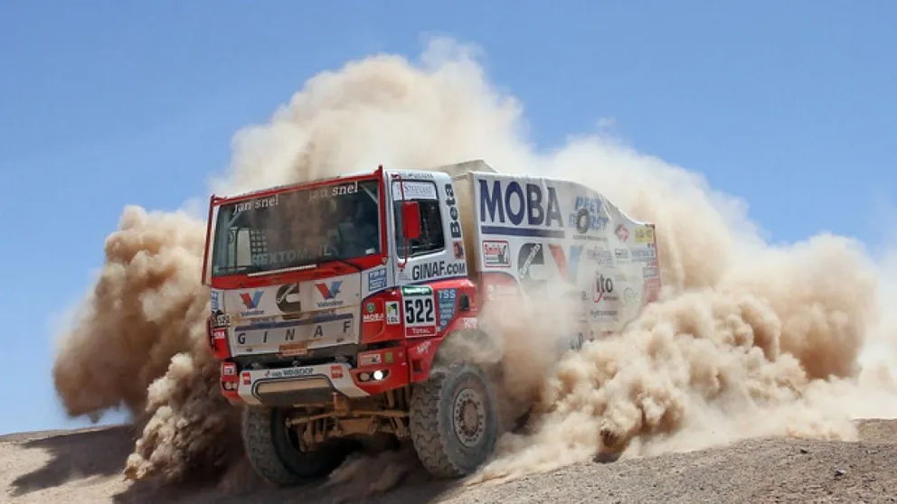 VIDEO: un hombre, bruto total, rompió un camión del Dakar por sacarse una foto