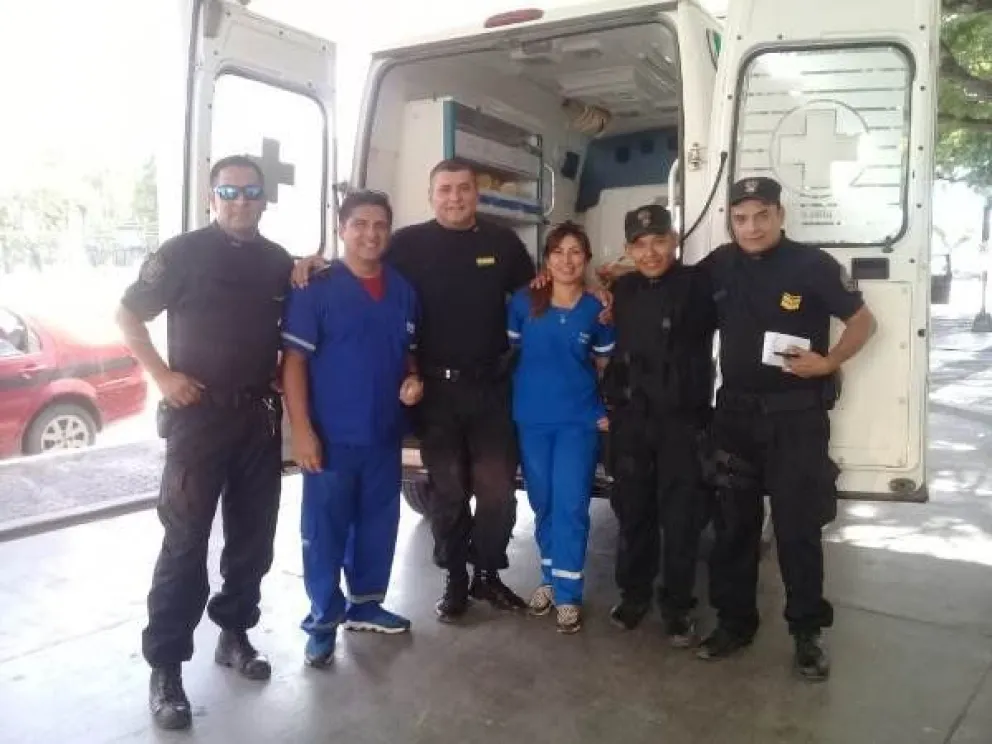 Policías héroes: trajeron a un bebé al mundo en plena Navidad