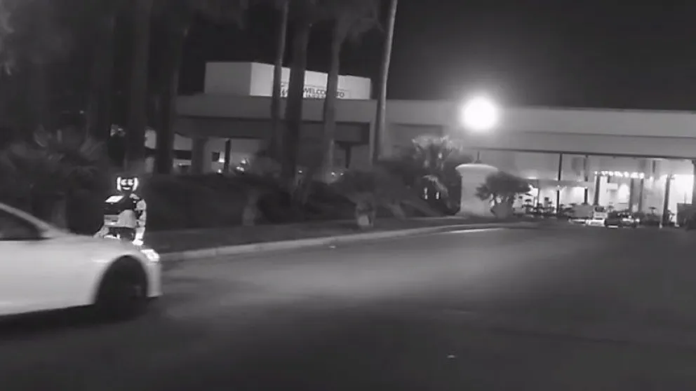 VIDEO: Un Tesla que iba en piloto automático 'mata' a un robot ruso en Las Vegas
