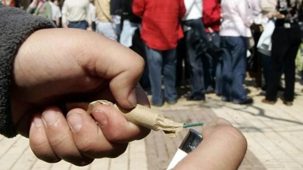 Fetejo de Navidad de chicos despiadados: encendieron un petardo y se lo pusieron en la boca de un perrito