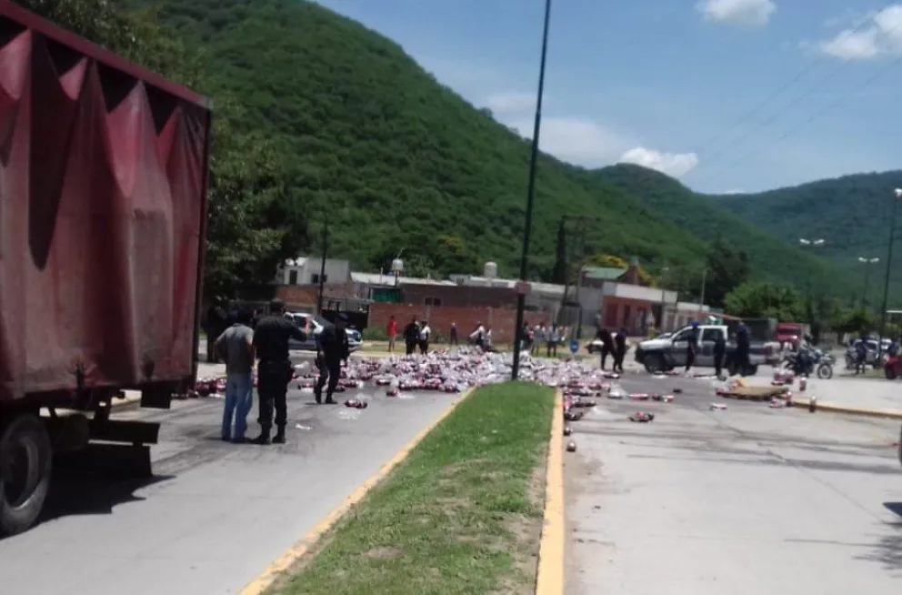 Chofer salteño volcó un camión con bebidas. ¿Qué hizo con las botellas?