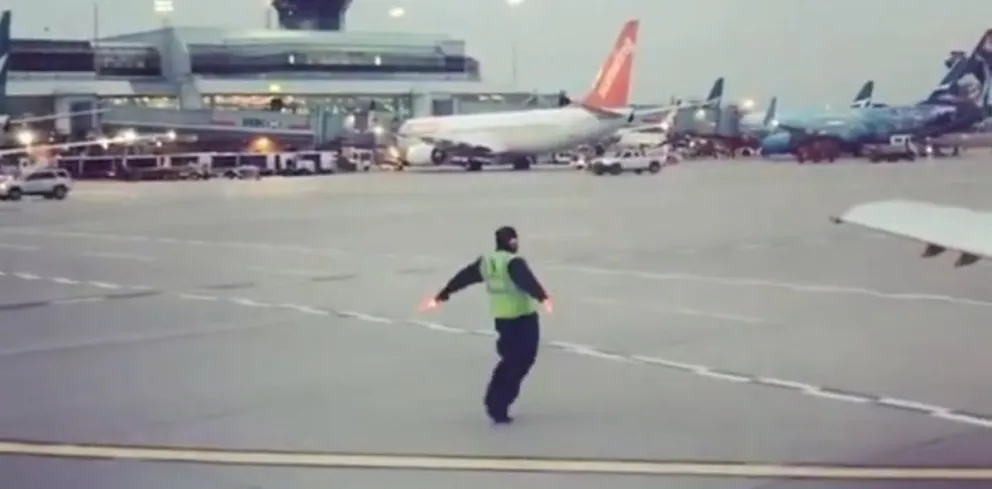 VIDEO. La descoció bailando en una pista de aterrizaje y revolucionó las redes