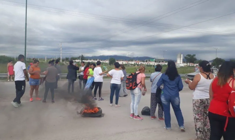 Vecinos de diferentes barrios piden obras públicas: cortaron la ruta