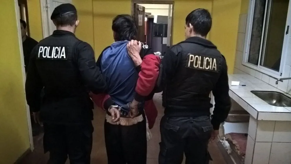 VIDEO: lo arrestaron por revolear piedras a los autos