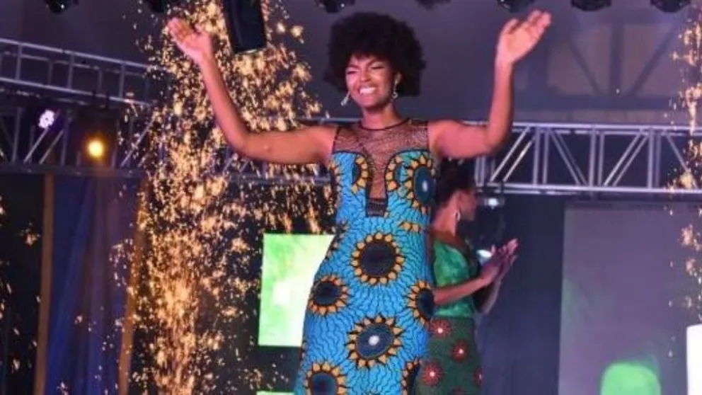 Impactante video: en pleno concurso se le prende fuego a la cabeza de Miss África 2018