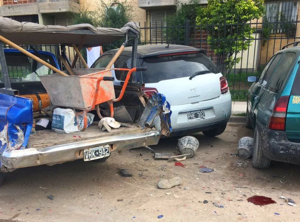 Policía salteño conducía borracho, se llevó puesto a dos obreros y chocó tres autos más