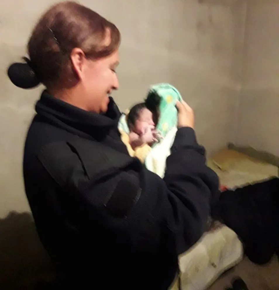 Policías ayudaron a dar a luz a una mamá