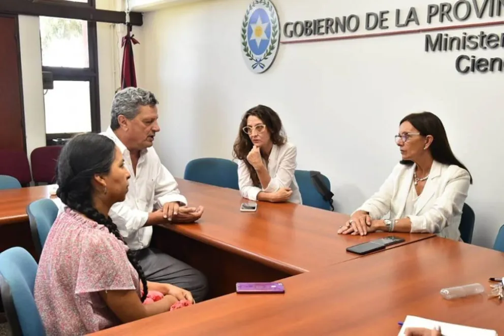 La cineasta Lucrecia Martel y otras personalidades se ponen la camiseta de la ESI