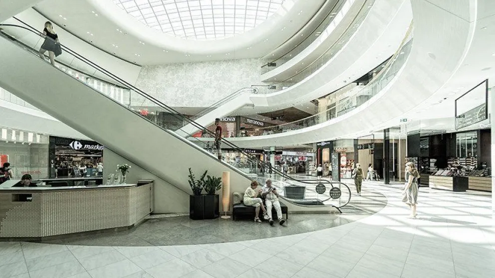 VIDEO: Madre se despista y su bebé de 9 meses cae por las escaleras mecánicas de un centro comercial