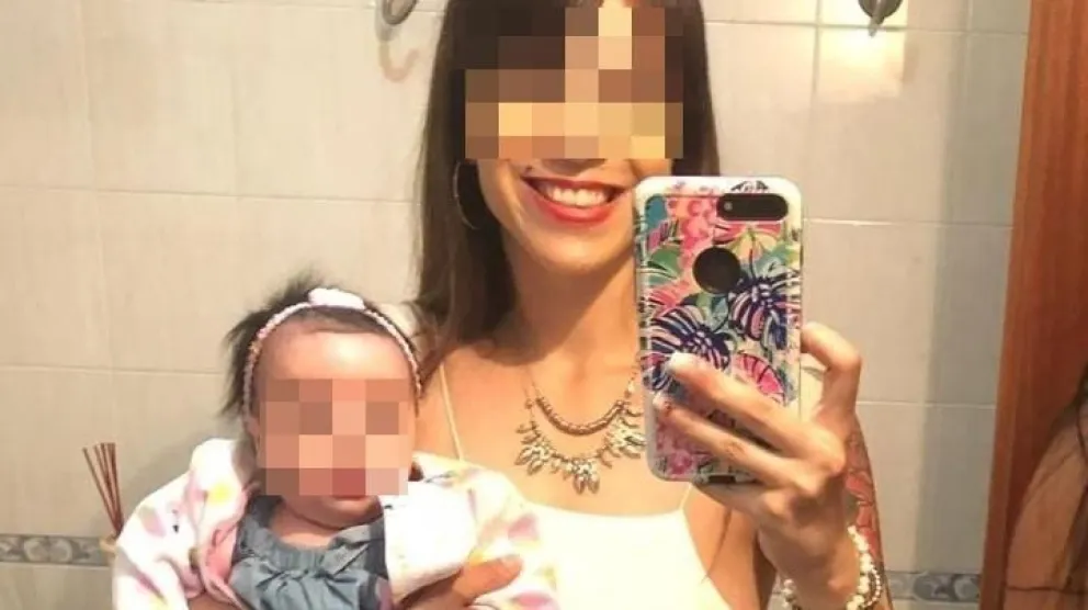 Estremecedor: la muele a golpes frente a su hija, por no querer ponerle un arito. VIDEO