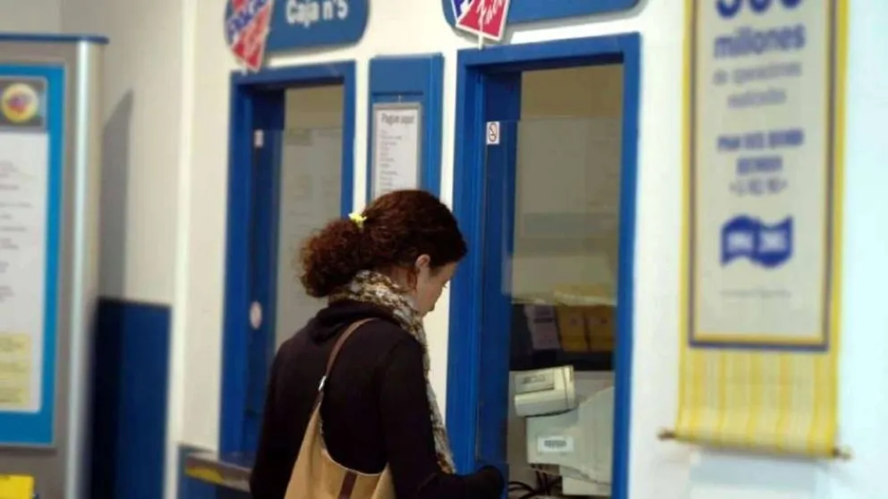 Por exceso de billetes: si pagás tus servicios en efectivo, podrían cobrarte un plus