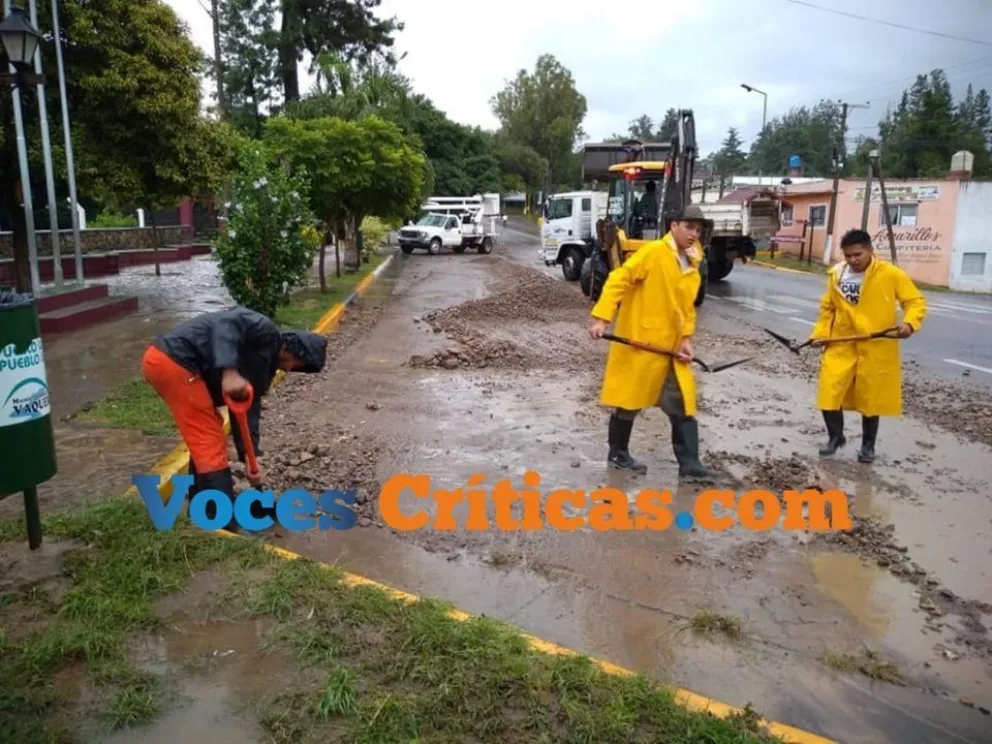 La torrencial lluvia anegó a todo el pueblo de Vaqueros