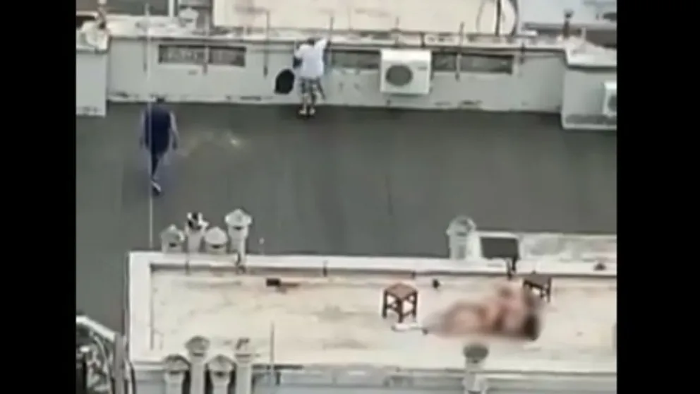 Pareja teniendo sexo a plena luz del día en una terraza fue filmada: así los obligaban a bajar. VIDEOS