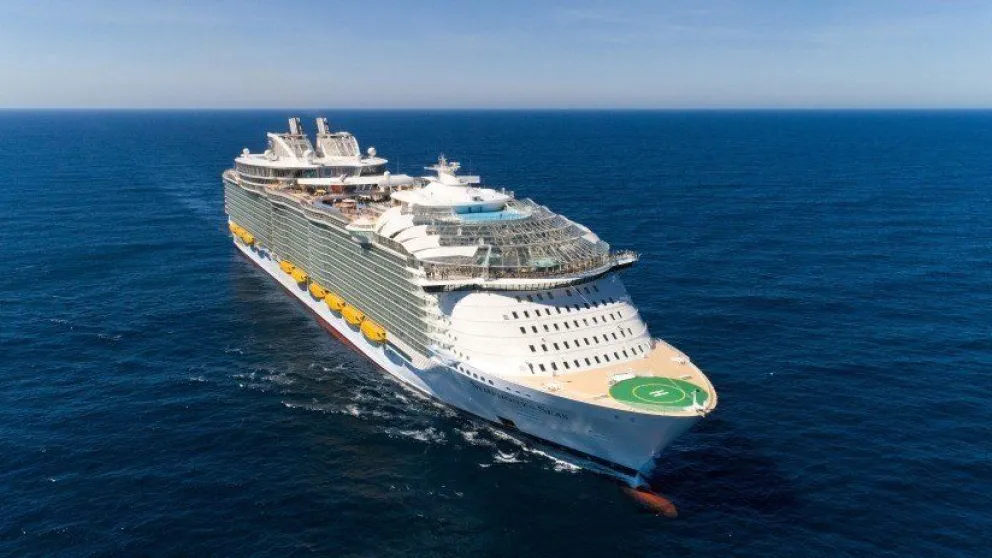 VIDEO: Hombre salta desde un crucero para hacer reír a sus amigos y le prohíben viajar de por vida