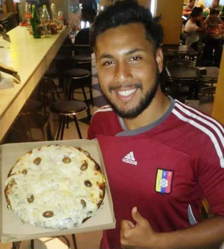 El gesto solidario de los dueños de una pizzería con inmigrantes venezolanos
