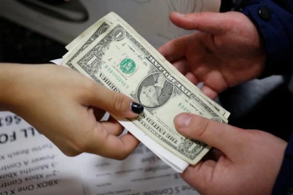 El dólar hoy: la divisa vuelve a bajar y el mayorista se acerca al piso de flotación