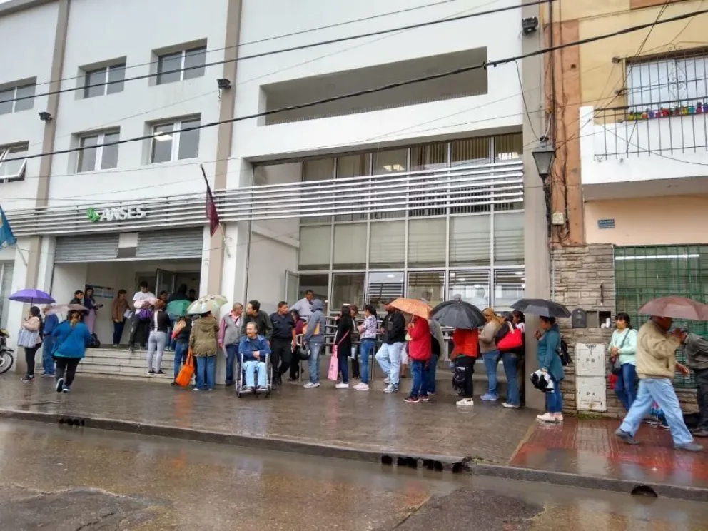 Bajo la lluvia: jubilados, mujeres y niños empapados en las filas para cobrar los haberes