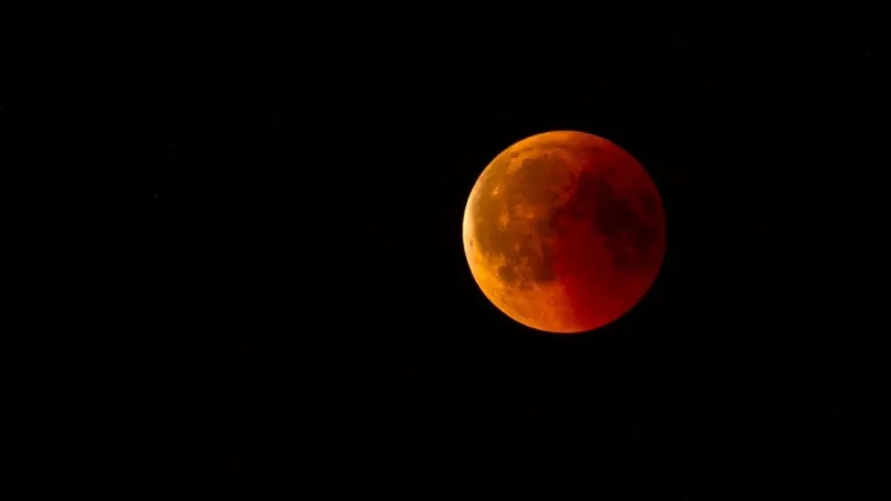 VIDEOS: El espectacular 'triple' fenómeno de la 'superluna de sangre'