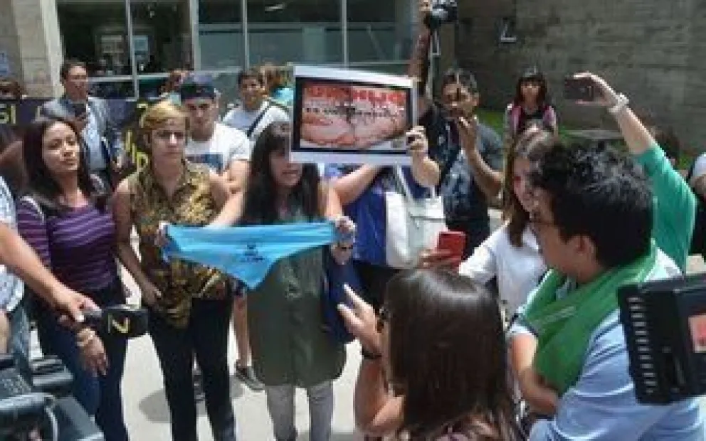 Nena violada en Jujuy: grupos Provida exigen el cuerpo de la recién nacida. ¿Para qué?