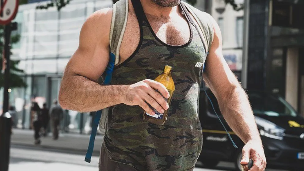 "Mi cuerpo es más vivo, energético, vibrante": Culturista remplaza la comida por orina en su dieta