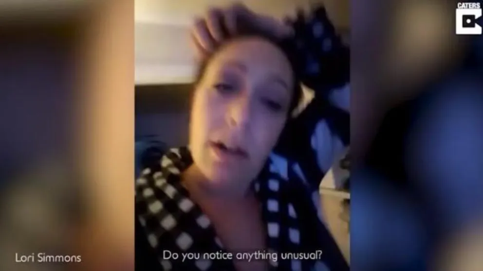 ¡Escalofriante video! Un fantasma apareció detrás de una mujer que estaba realizando una videollamada
