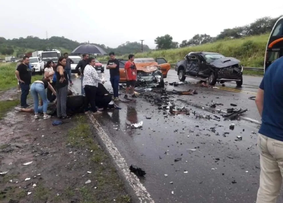 Tremendo choque dos vehículos en Metán