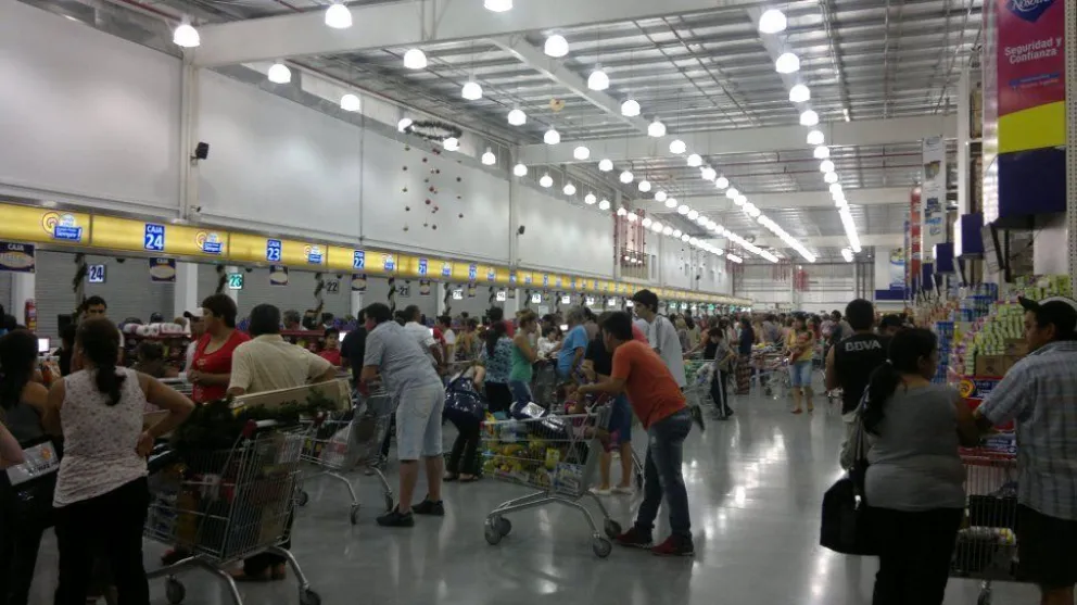 Bardo en Tucumán: a las piñas en pleno supermercado. VIDEO