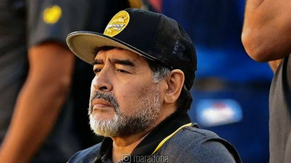 Cómo evoluciona Diego Maradona después de la operación y cuándo se va del país