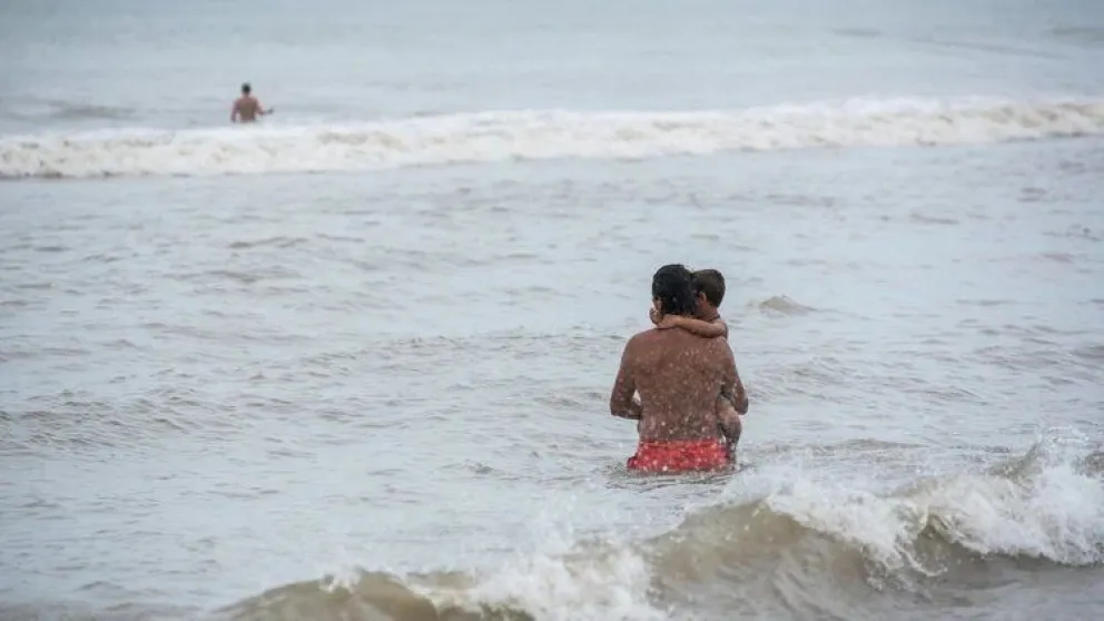 Villa Gesell: muere un padre ahogado por salvar a su hijo, a causa de un "chupón" en el mar