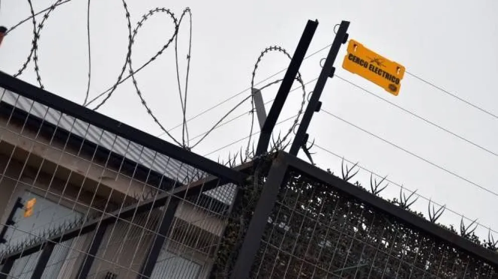 Hasta los sapos quedan pegados: electrifican la entrada a un Centro de Salud salteño