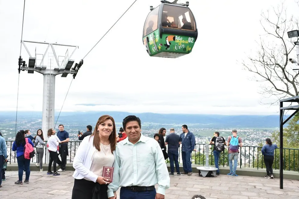 Con el cerro San Bernardo de testigo, una pareja salteña dijo "Sí, quiero"