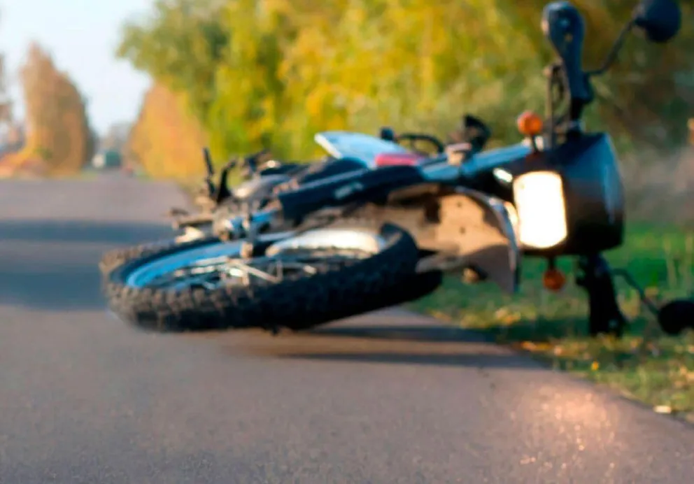 VIDEO: motociclista vuela por el aire tras una colisión