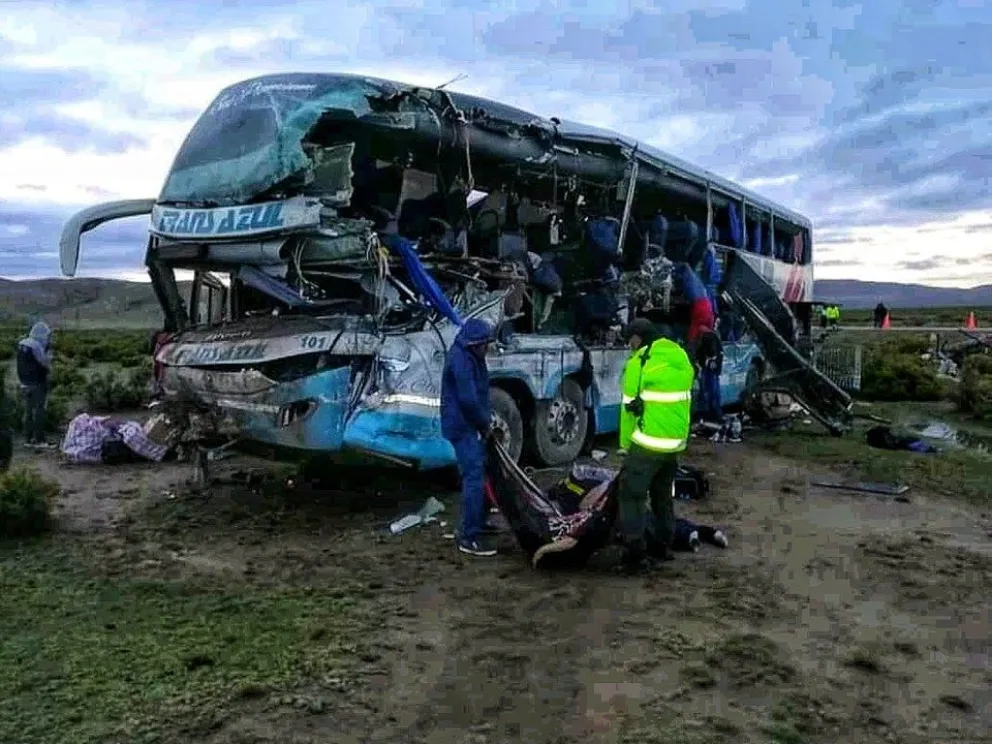 Tremendo accidente vial: chocaron dos ómnibus de frente. FOTOS