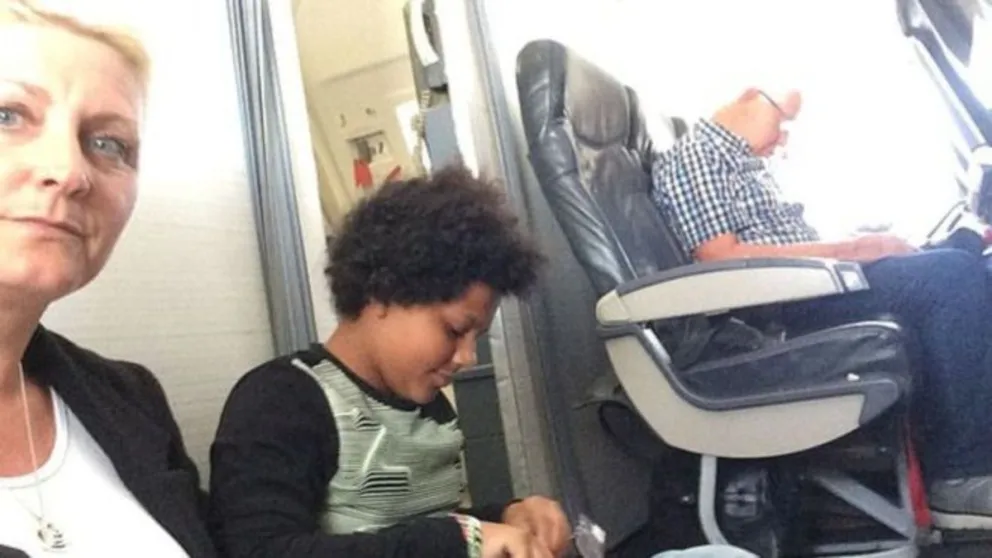 Viajaron sentados en el suelo de un avión porque sus asientos no existían