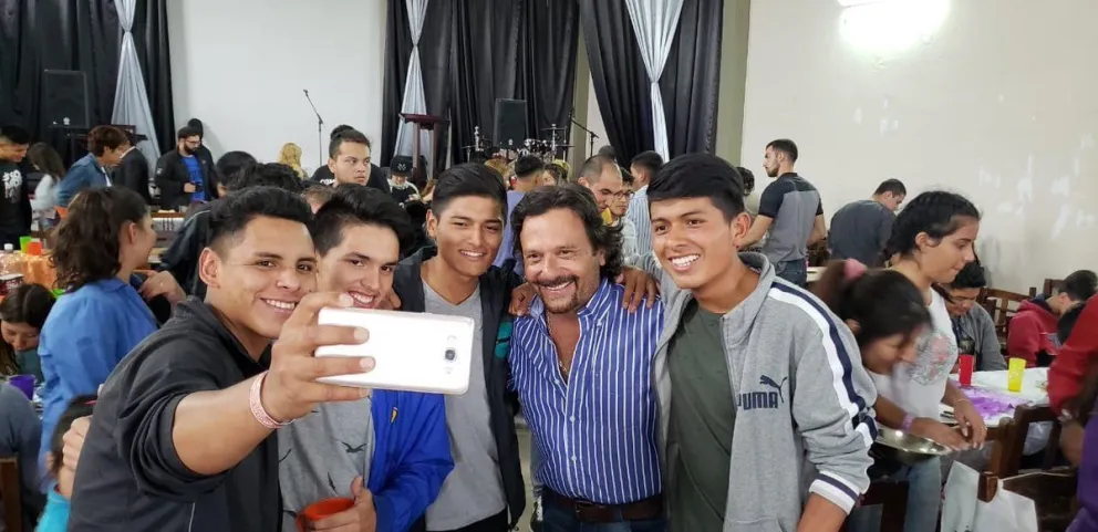 Gustavo Sáenz visitó a más de 300 jóvenes evangelistas